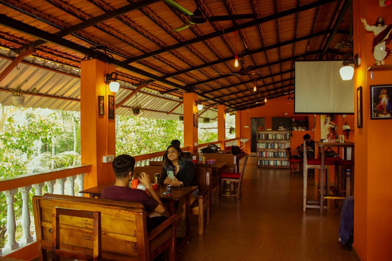 Bonds Hostel Candolim Exterior photo