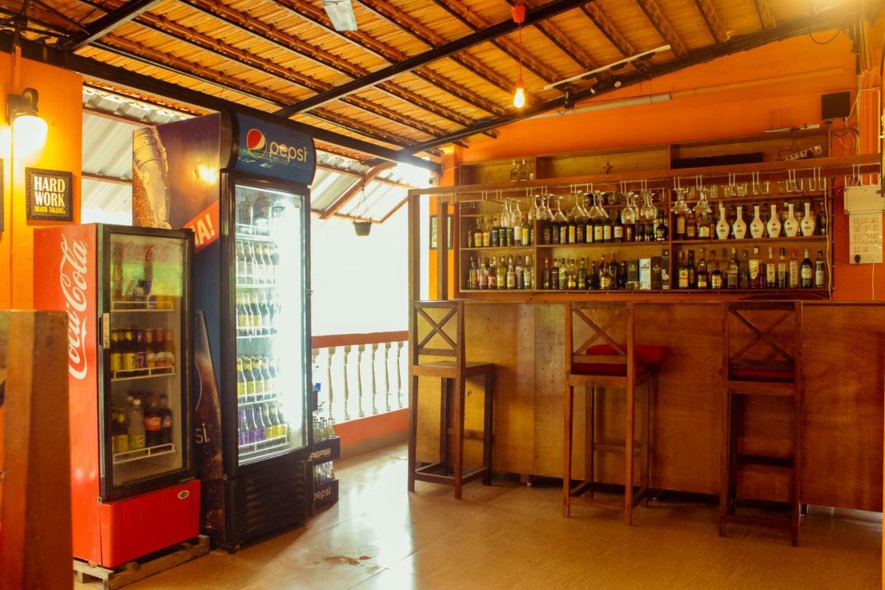 Bonds Hostel Candolim Exterior photo